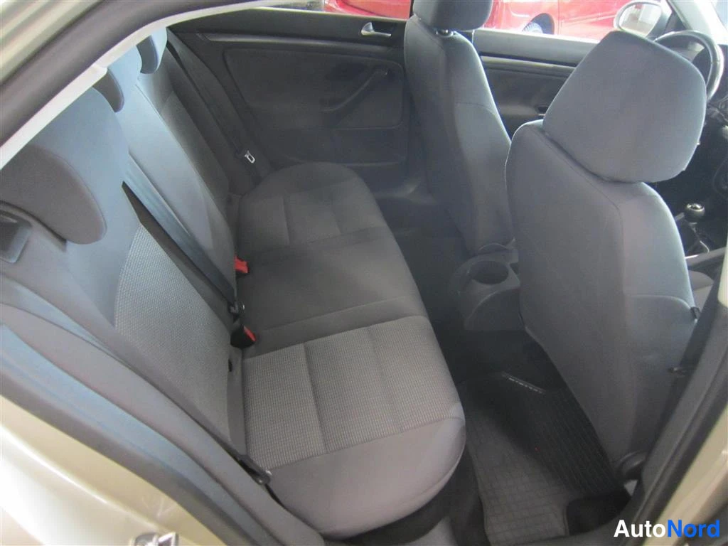 Beige Volkswagen Jetta 2008, takaistuimet, kuva 12