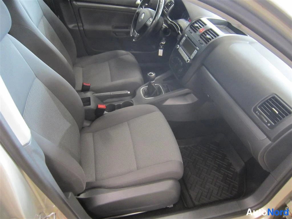 Beige Volkswagen Jetta 2008, ohjaamo, kuva 10