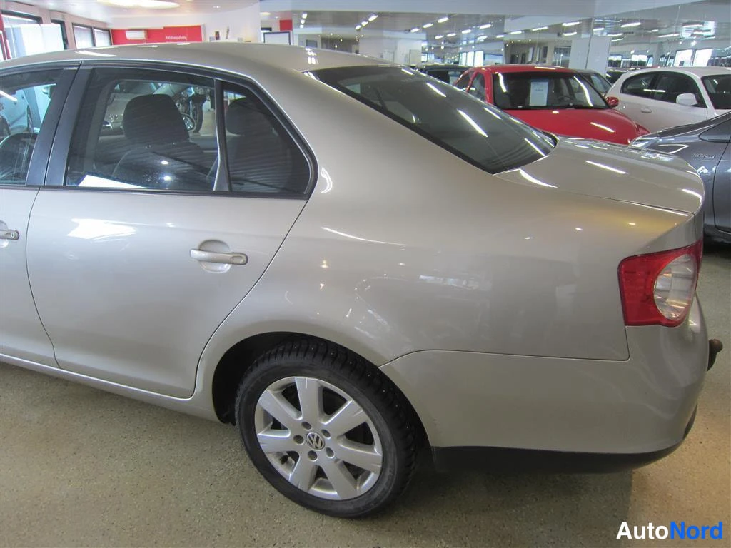 Beige Volkswagen Jetta 2008, takaviisto, kuva 6