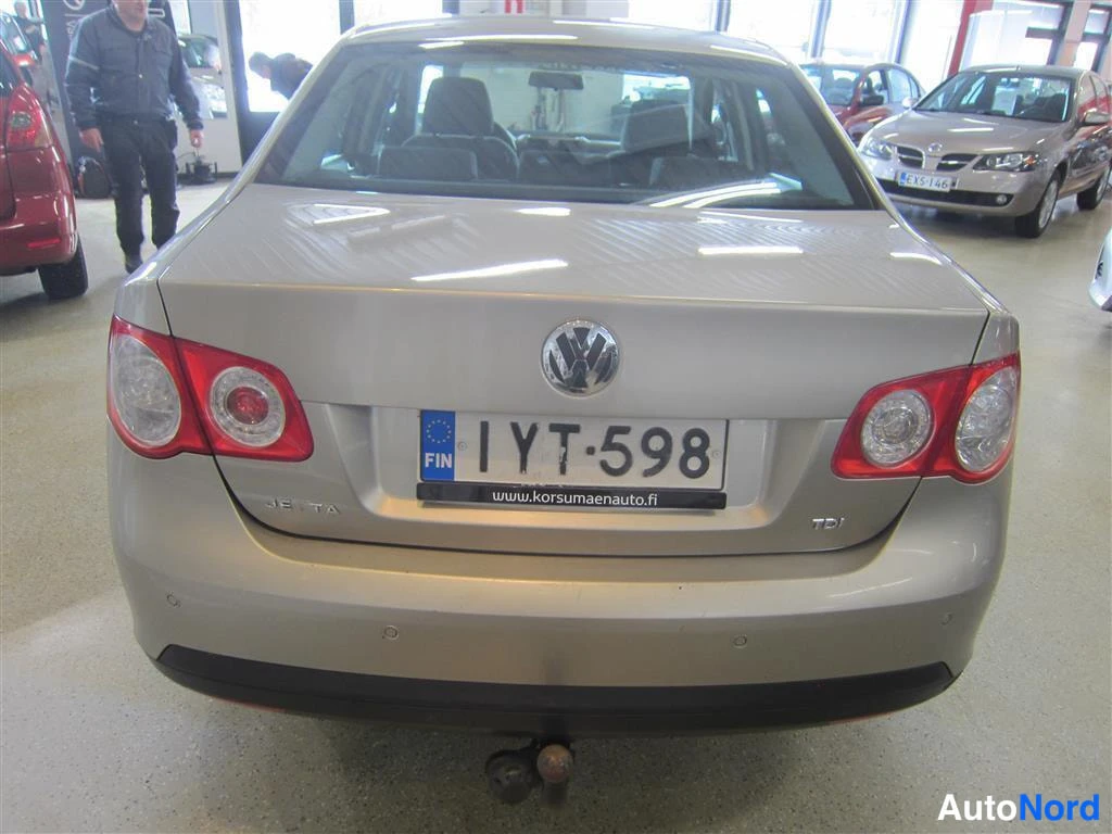 Beige Volkswagen Jetta 2008, takaa, kuva 8