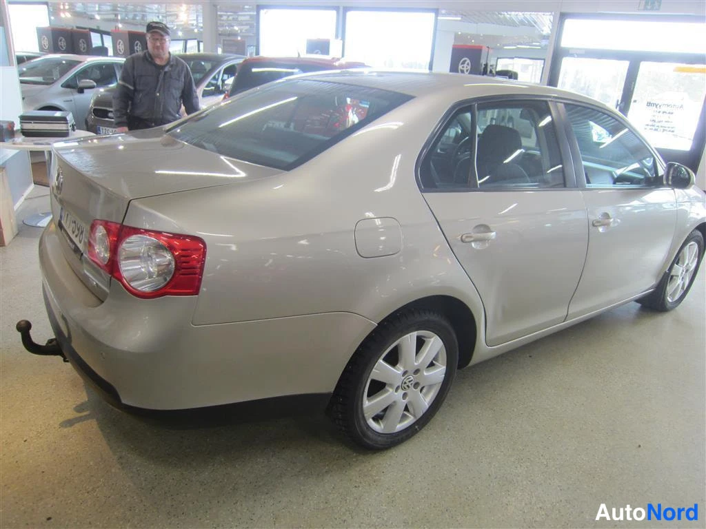 Beige Volkswagen Jetta 2008, takaviisto, kuva 7