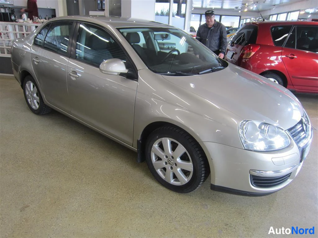 Beige Volkswagen Jetta 2008, etuviisto, keula oikealle, kuva 2