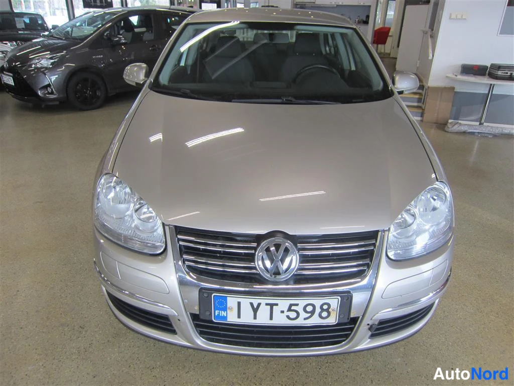 Beige Volkswagen Jetta 2008, edestä, kuva 3