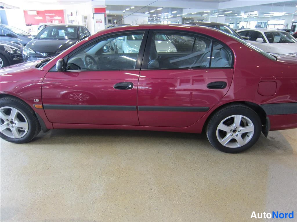 Punainen Toyota Avensis 1998, sivulta, kuva 4