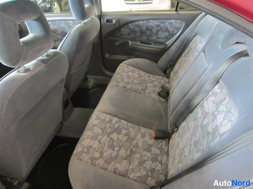 Punainen Toyota Avensis 1998, takaistuimet, kuva 12