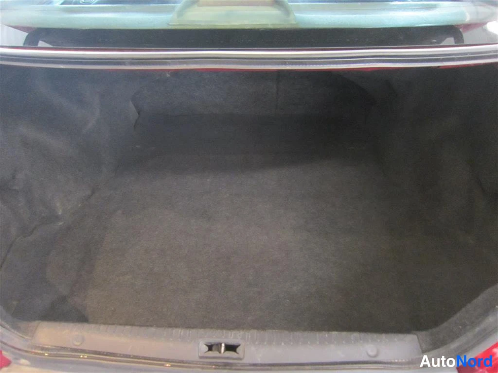 Punainen Toyota Avensis 1998, tavaratila, kuva 14