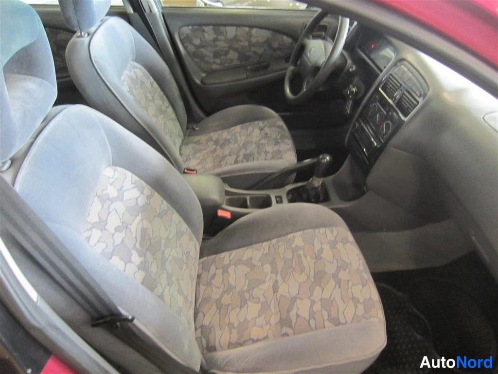 Punainen Toyota Avensis 1998, etuistuimet, kuva 11
