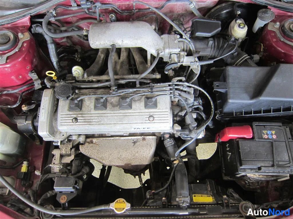 Punainen Toyota Avensis 1998, moottoritila, kuva 15