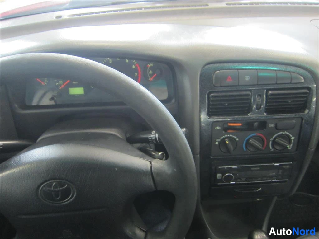 Punainen Toyota Avensis 1998, ohjaamo, kuva 9