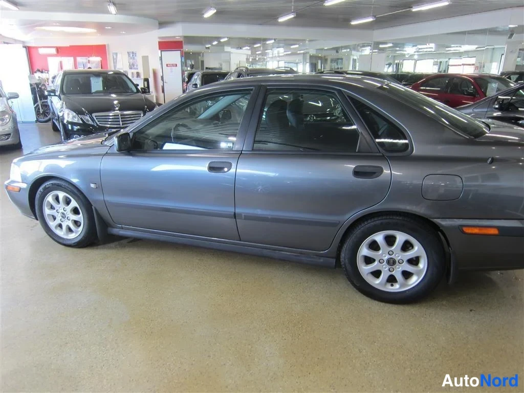 Harmaa Volvo S40 2002, sivulta, kuva 4