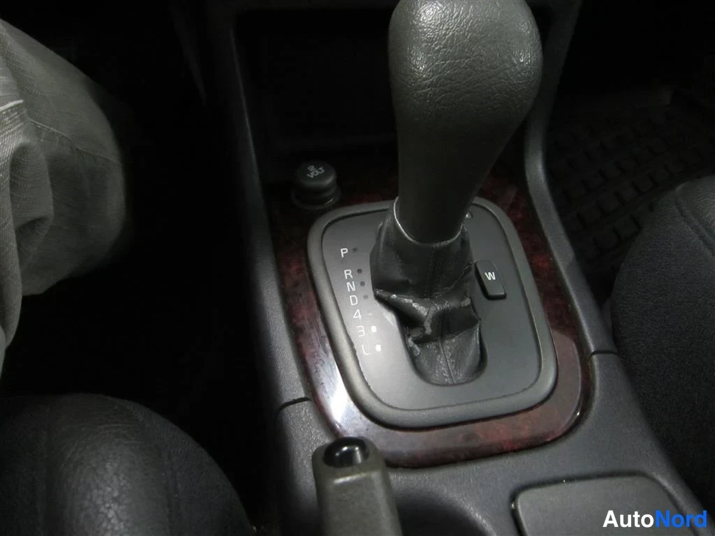 Harmaa Volvo S40 2002, yksityiskohta, kuva 17