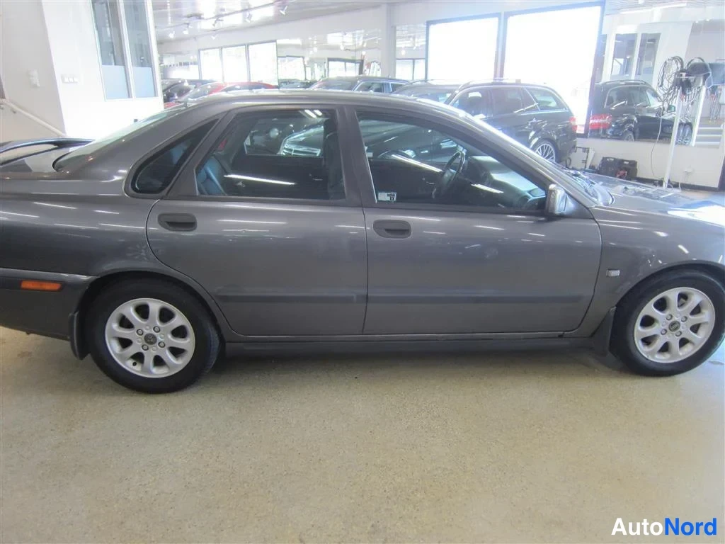 Harmaa Volvo S40 2002, sivulta, kuva 5