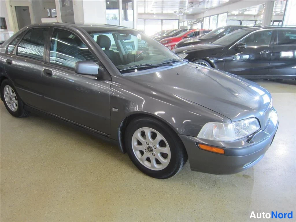 Harmaa Volvo S40 2002, etuviisto, keula oikealle, kuva 2