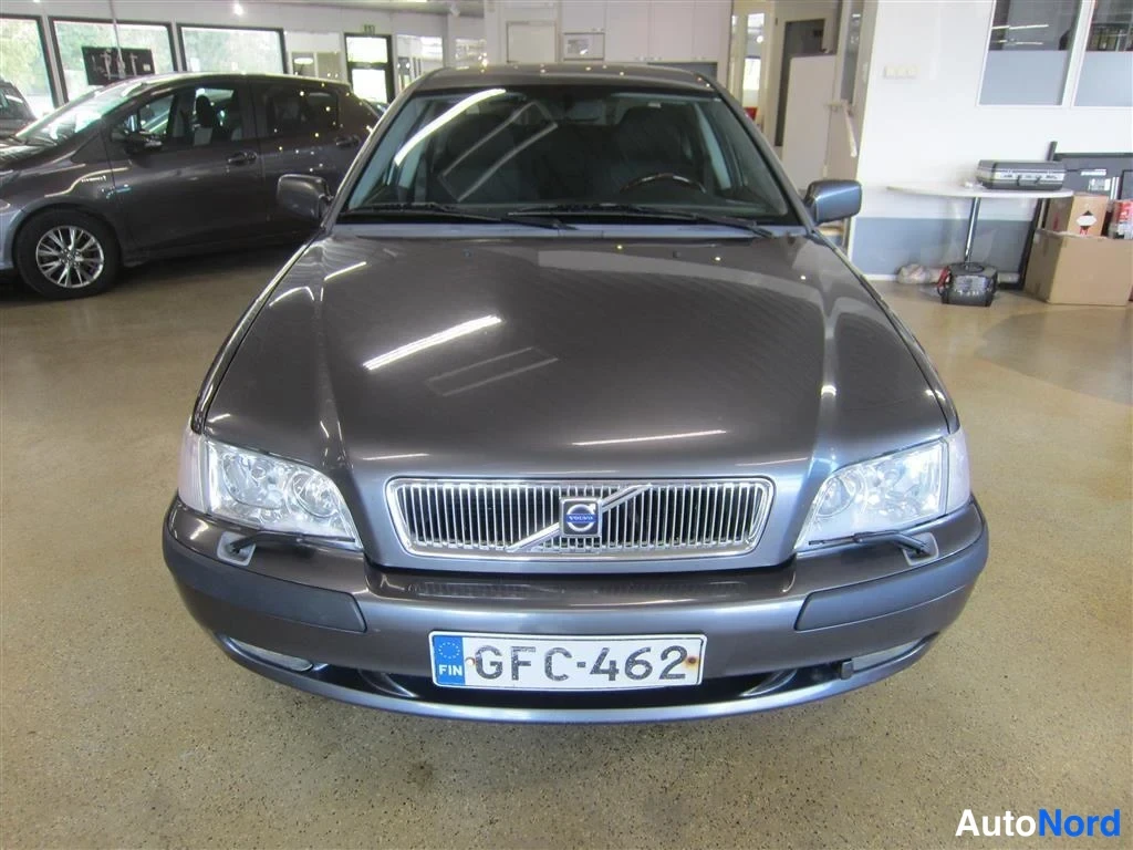 Harmaa Volvo S40 2002, edestä, kuva 3