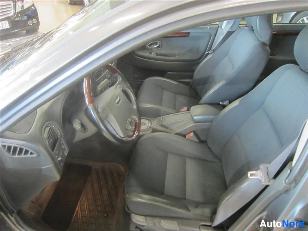 Harmaa Volvo S40 2002, ohjaamo, kuva 9