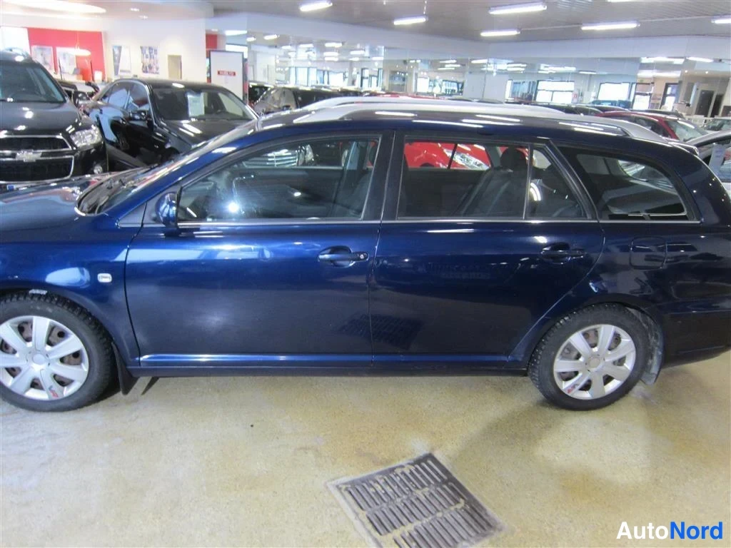 Sininen Toyota Avensis 2005, sivulta, kuva 4