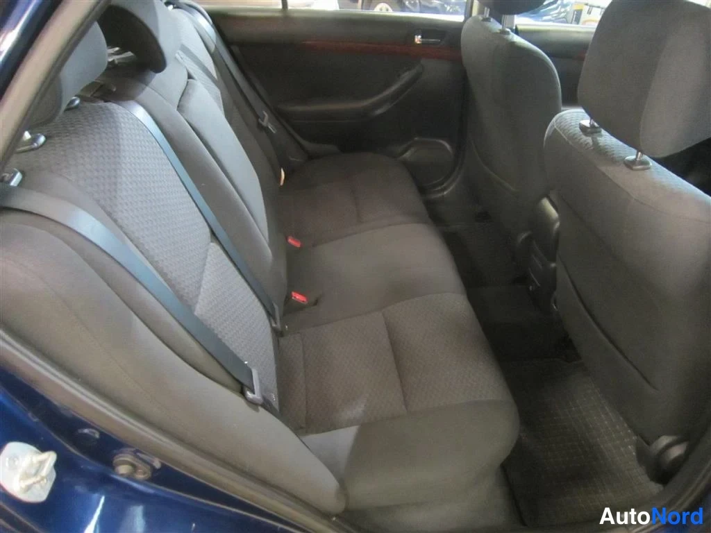 Sininen Toyota Avensis 2005, takaistuimet, kuva 12