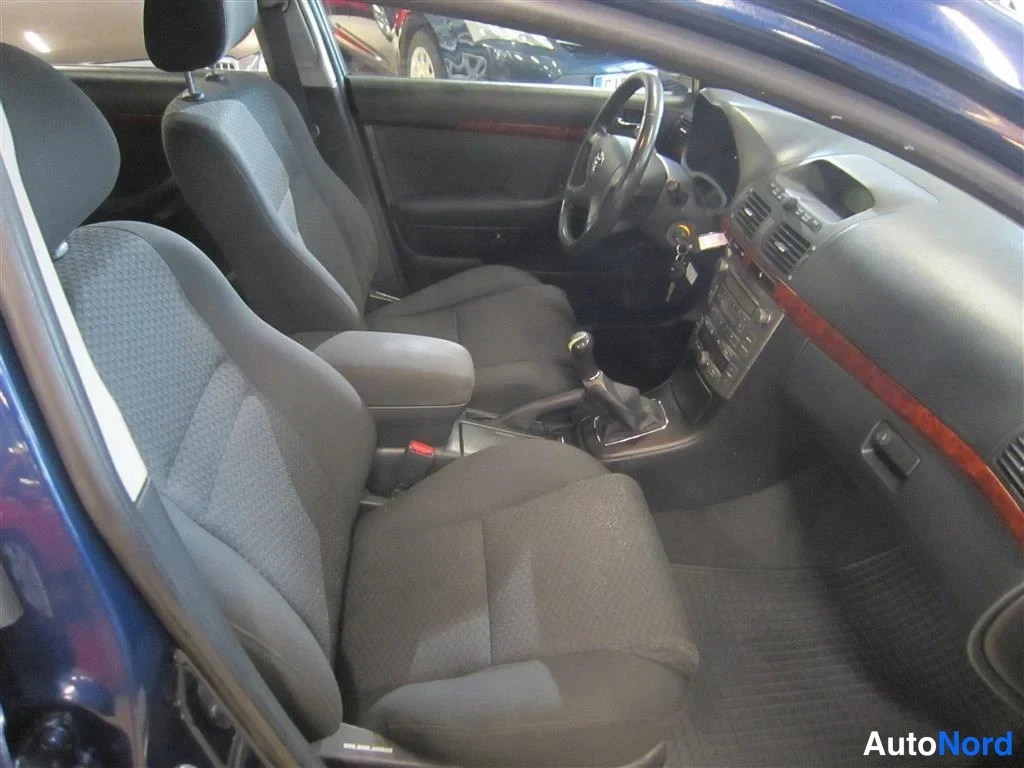 Sininen Toyota Avensis 2005, etuistuimet, kuva 10