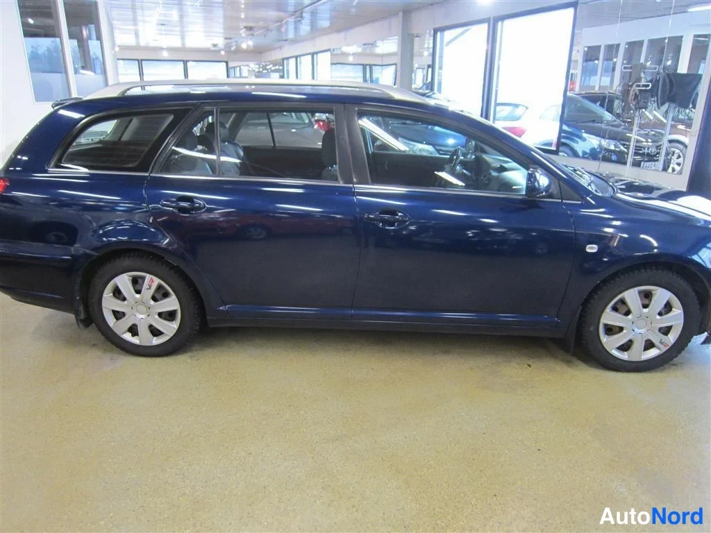 Sininen Toyota Avensis 2005, sivulta, kuva 5