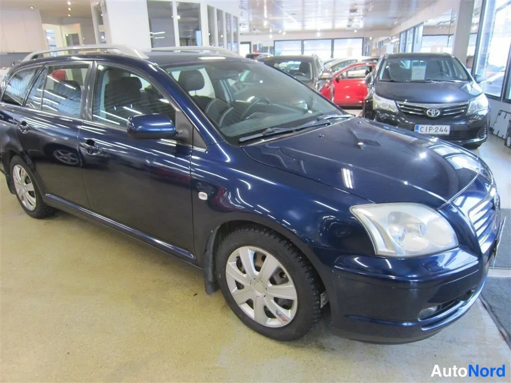 Sininen Toyota Avensis 2005, etuviisto, keula oikealle, kuva 2