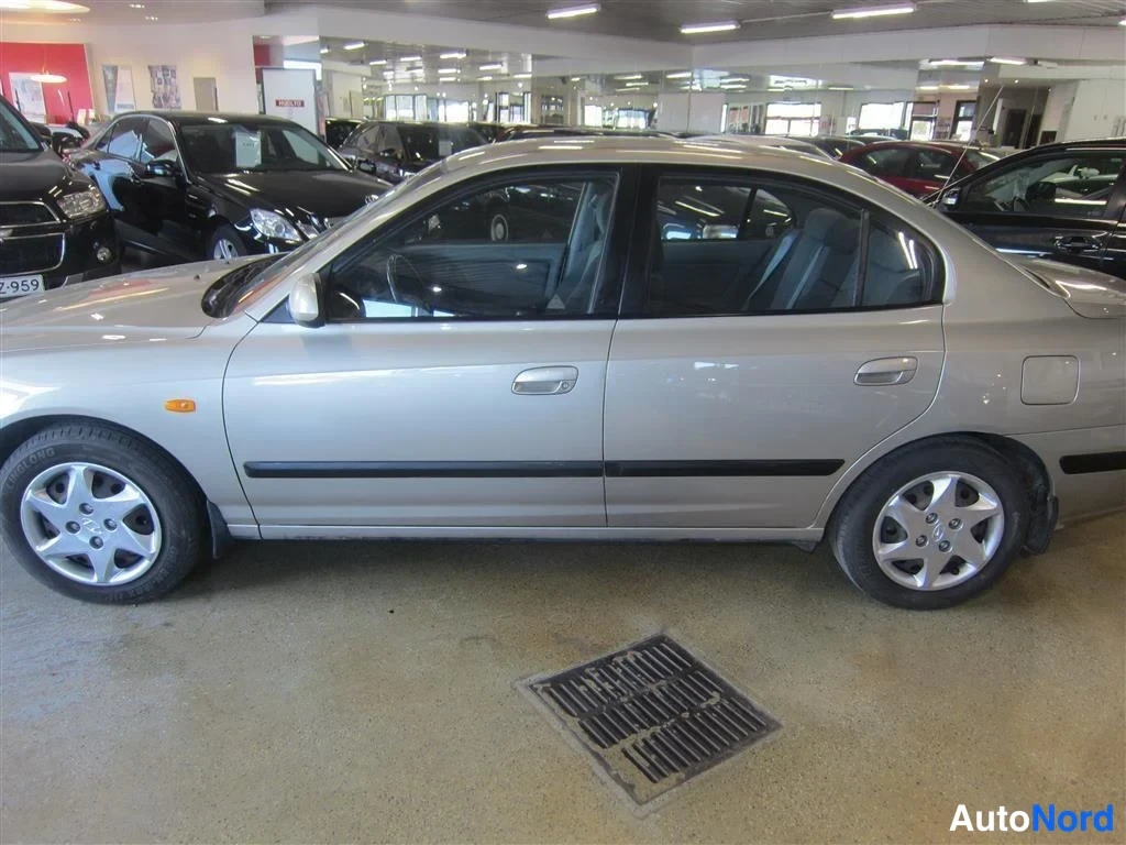 Beige Hyundai Elantra 2006, sivulta, kuva 4