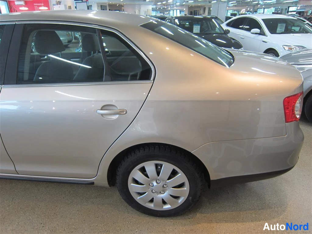 Beige Volkswagen Jetta 2007, takaviisto, kuva 6