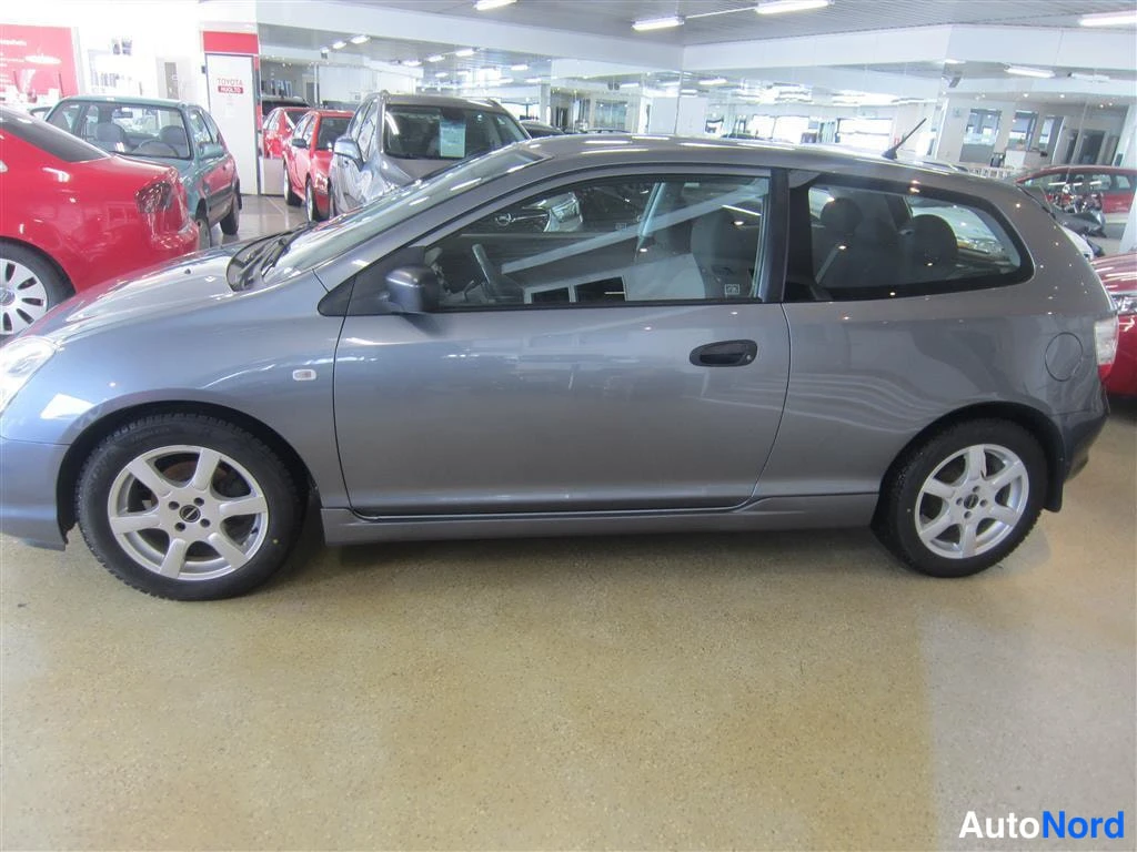 Grå Honda Civic 2004, från sidan, bild 5