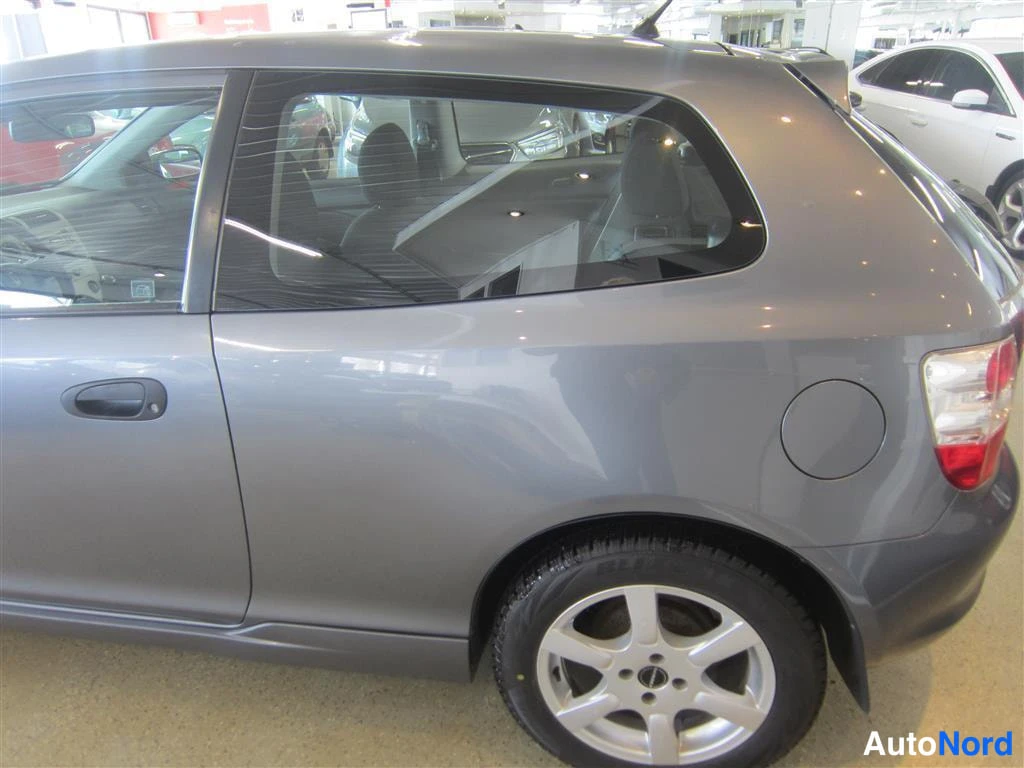 Grå Honda Civic 2004, snett bakifrån, bild 7