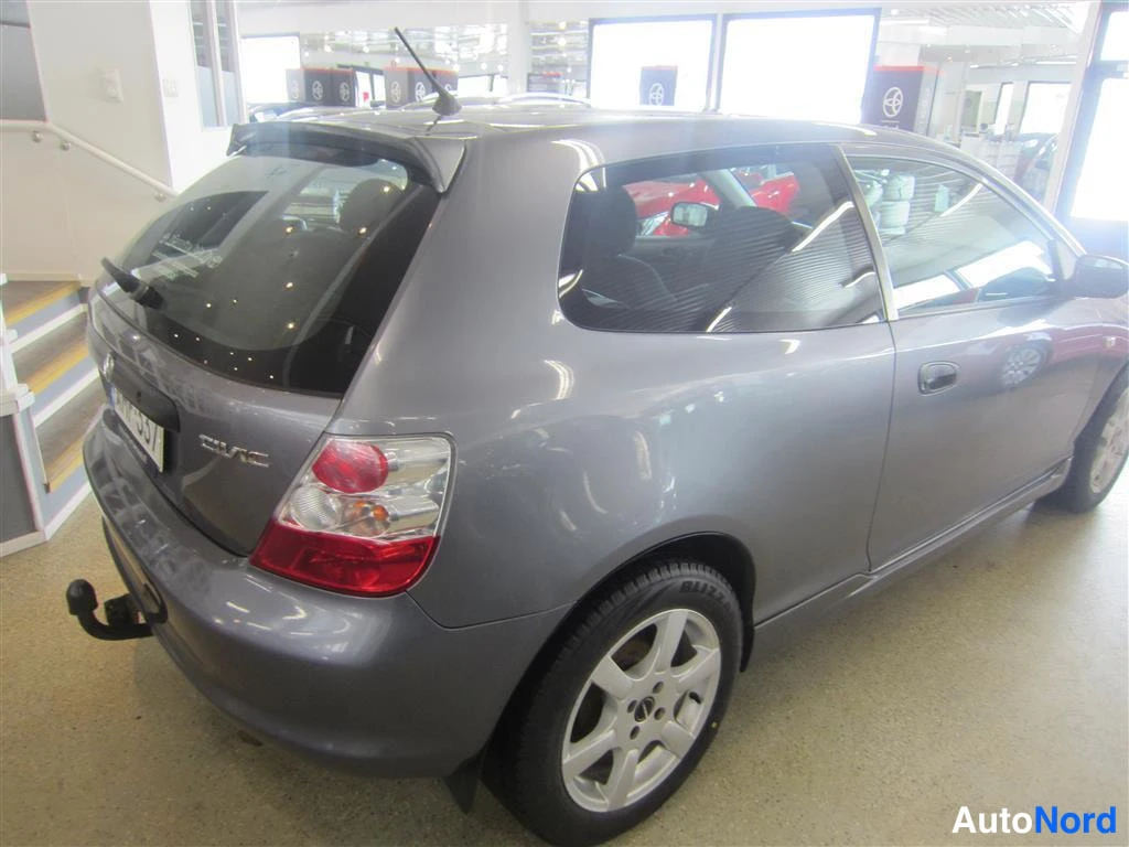 Grå Honda Civic 2004, snett bakifrån, bild 6