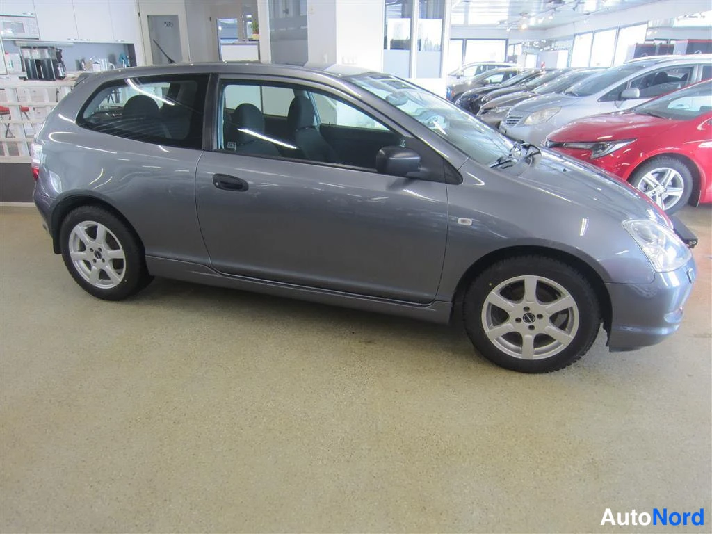 Grå Honda Civic 2004, snett framifrån, fronten åt höger, bild 2