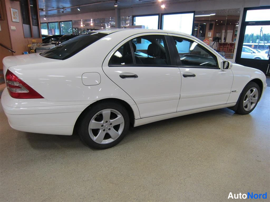 Valkoinen Mercedes-benz C 2004, takaviisto, kuva 4