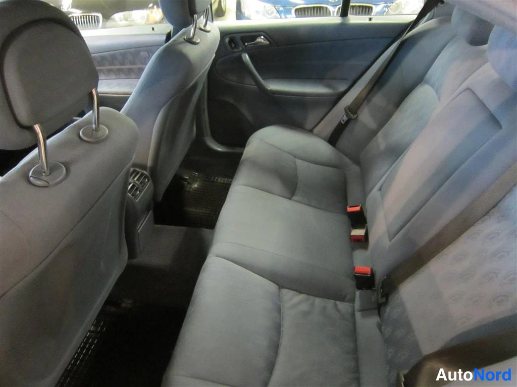 Valkoinen Mercedes-benz C 2004, takaistuimet, kuva 9