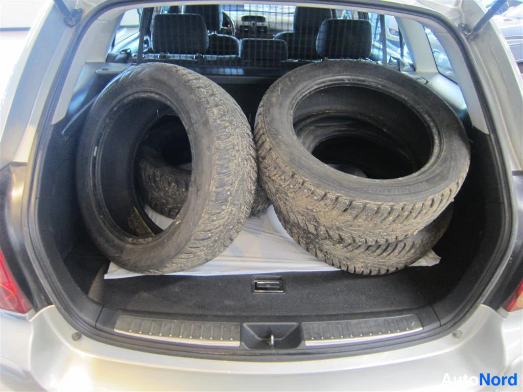 Hopea Toyota Avensis 2006, tavaratila, kuva 10