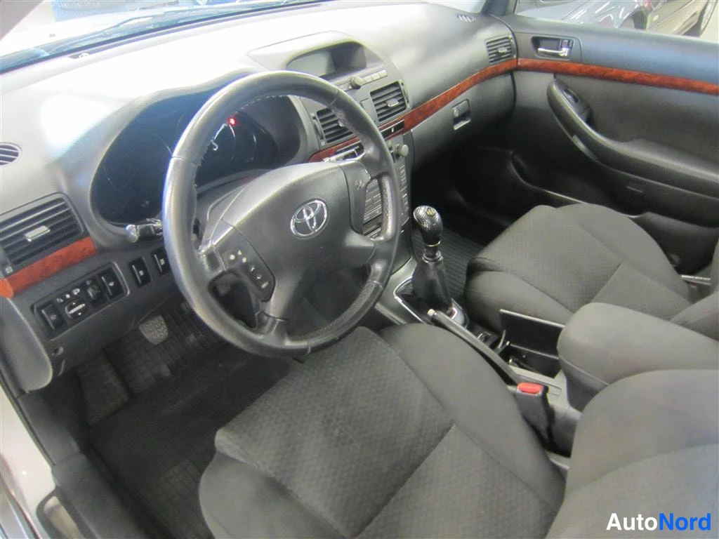 Hopea Toyota Avensis 2006, ohjaamo, kuva 6