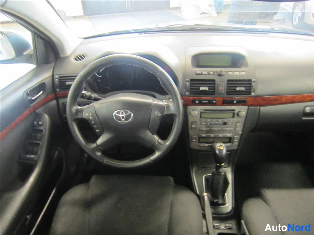 Hopea Toyota Avensis 2006, ohjaamo, kuva 7