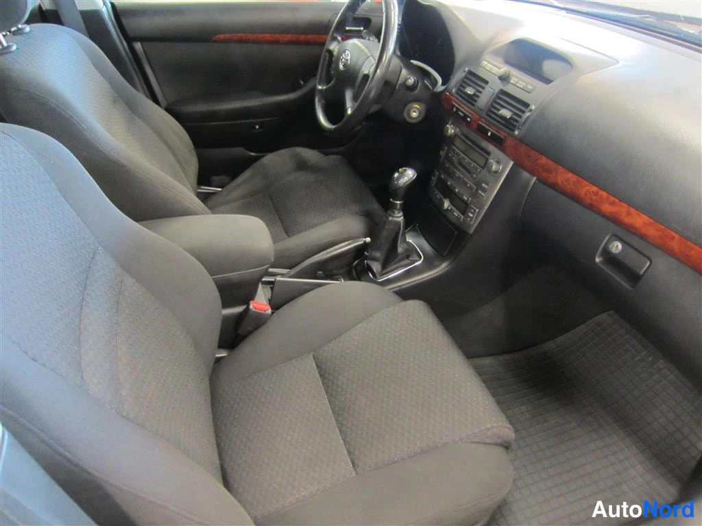 Hopea Toyota Avensis 2006, ohjaamo, kuva 8