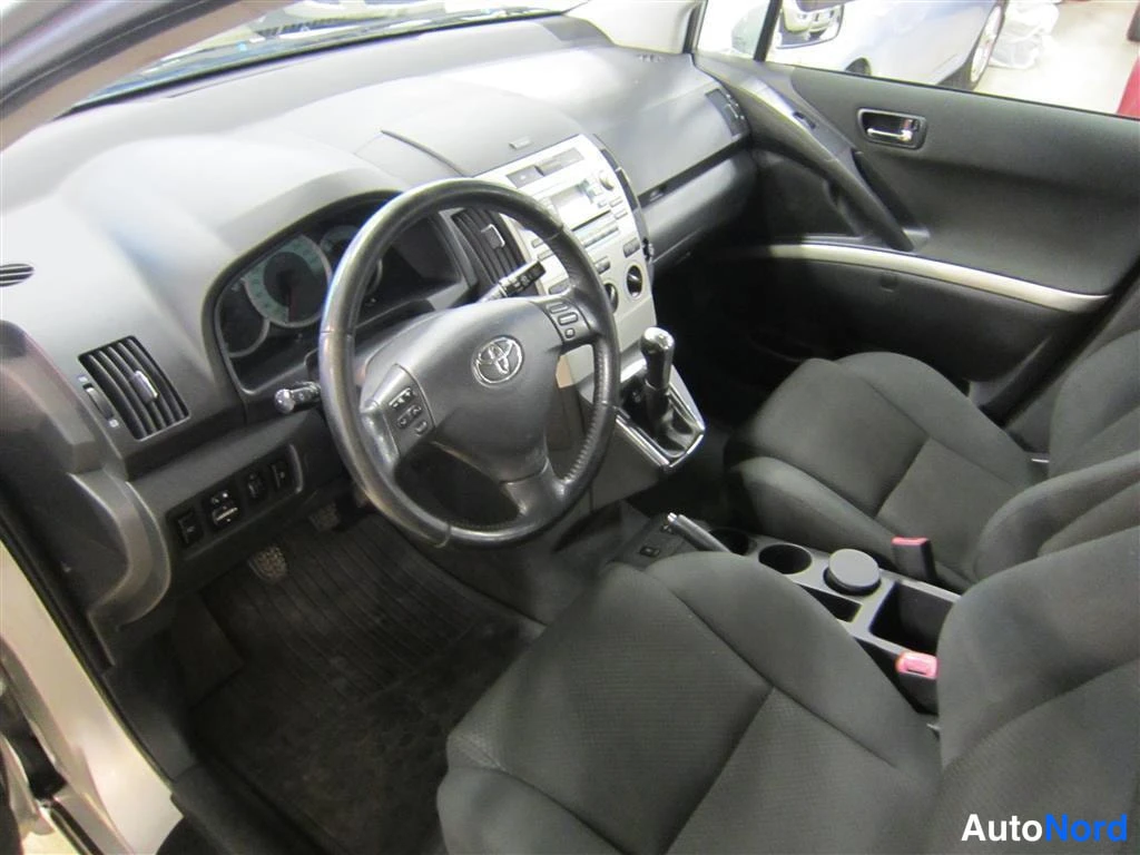 Hopea Toyota Corolla Verso 2005, ohjaamo, kuva 6