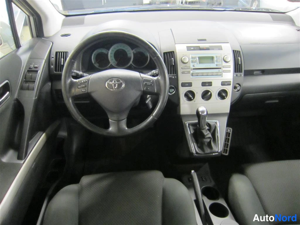Hopea Toyota Corolla Verso 2005, ohjaamo, kuva 7
