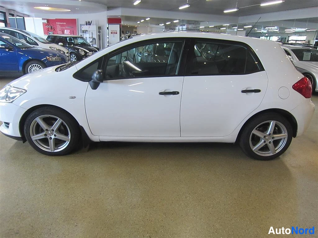 Valkoinen Toyota Auris 2009, sivulta, kuva 4