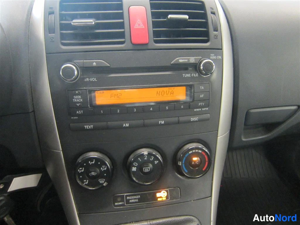 Valkoinen Toyota Auris 2009, yksityiskohta, kuva 15