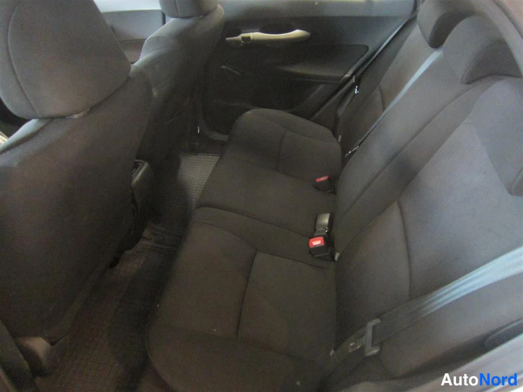 Valkoinen Toyota Auris 2009, takaistuimet, kuva 10