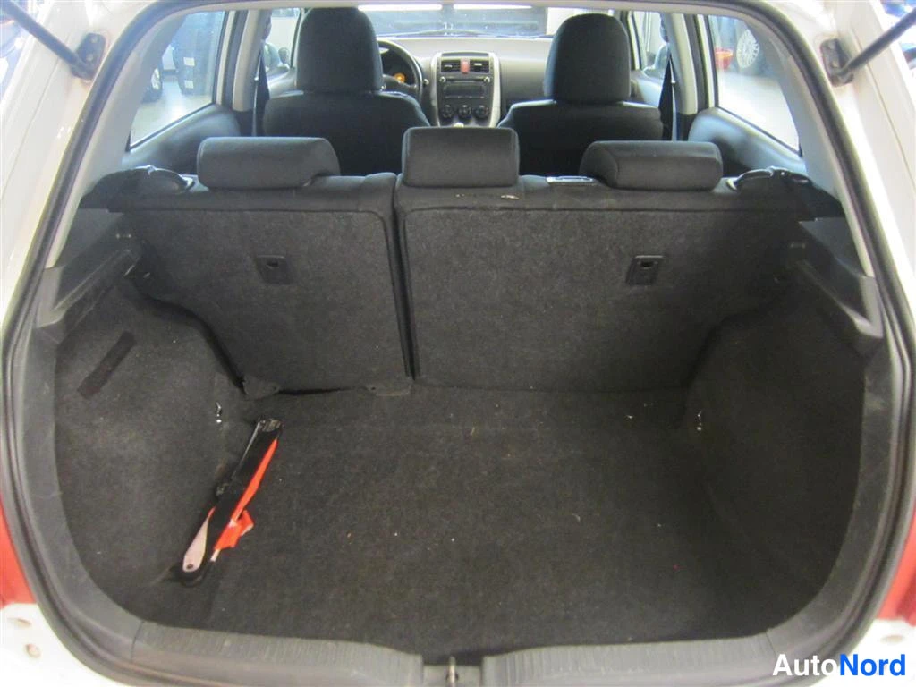 Valkoinen Toyota Auris 2009, tavaratila, kuva 12