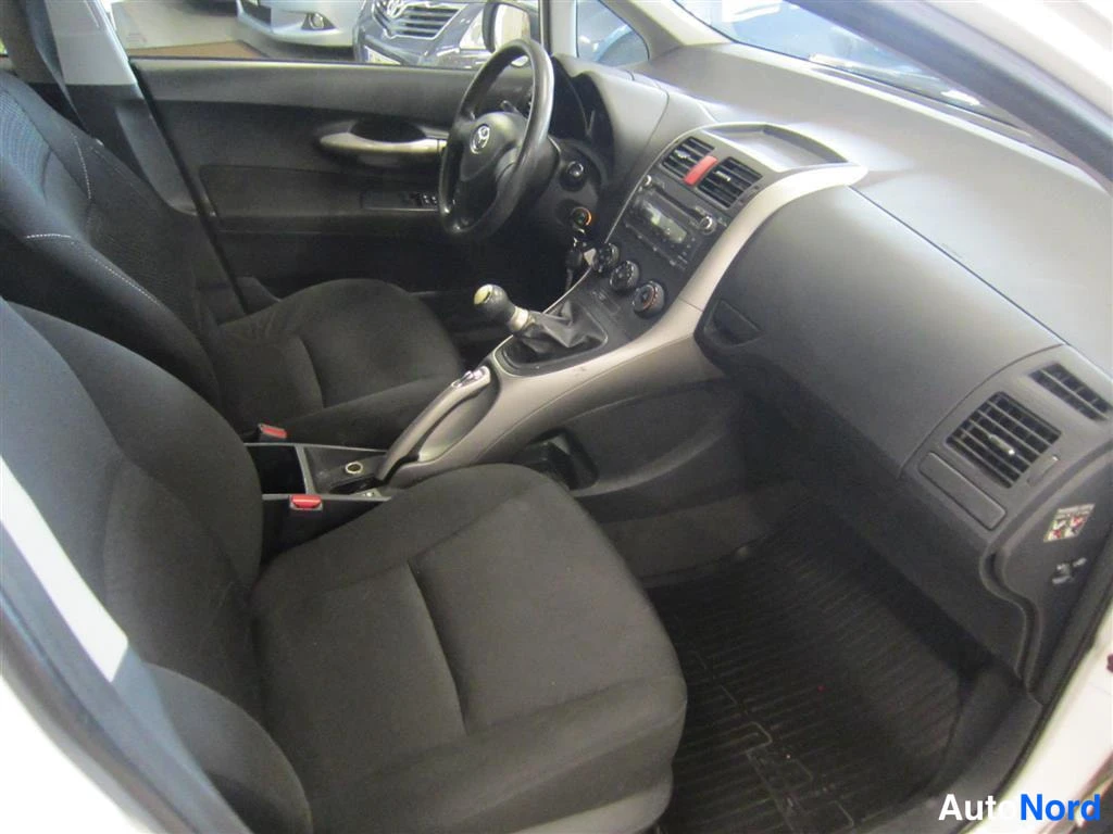 Valkoinen Toyota Auris 2009, ohjaamo, kuva 9