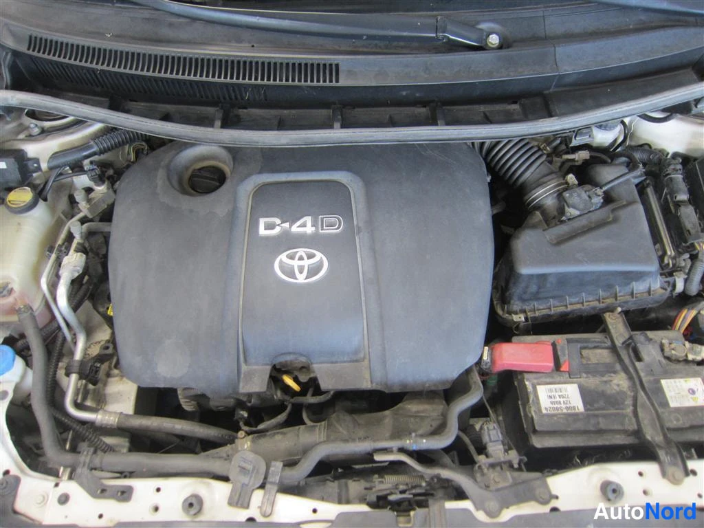 Valkoinen Toyota Auris 2009, moottoritila, kuva 13