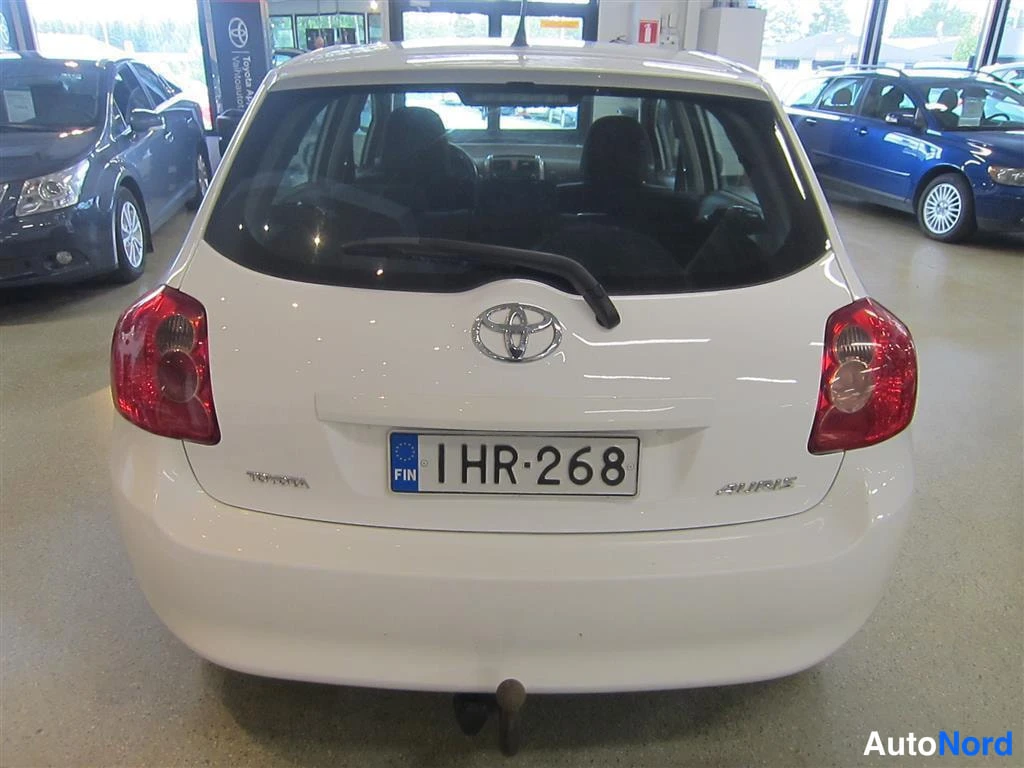 Valkoinen Toyota Auris 2009, takaa, kuva 7