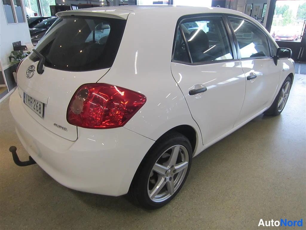 Valkoinen Toyota Auris 2009, takaviisto, kuva 5