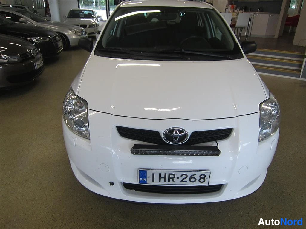 Valkoinen Toyota Auris 2009, edestä, kuva 3
