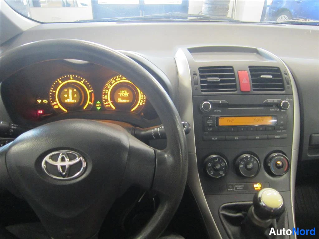 Valkoinen Toyota Auris 2009, ohjaamo, kuva 8