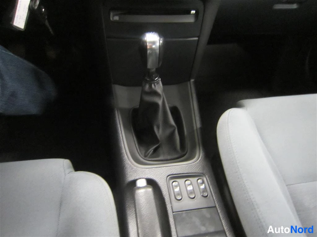 Sininen Nissan Primera 2006, yksityiskohta, kuva 17