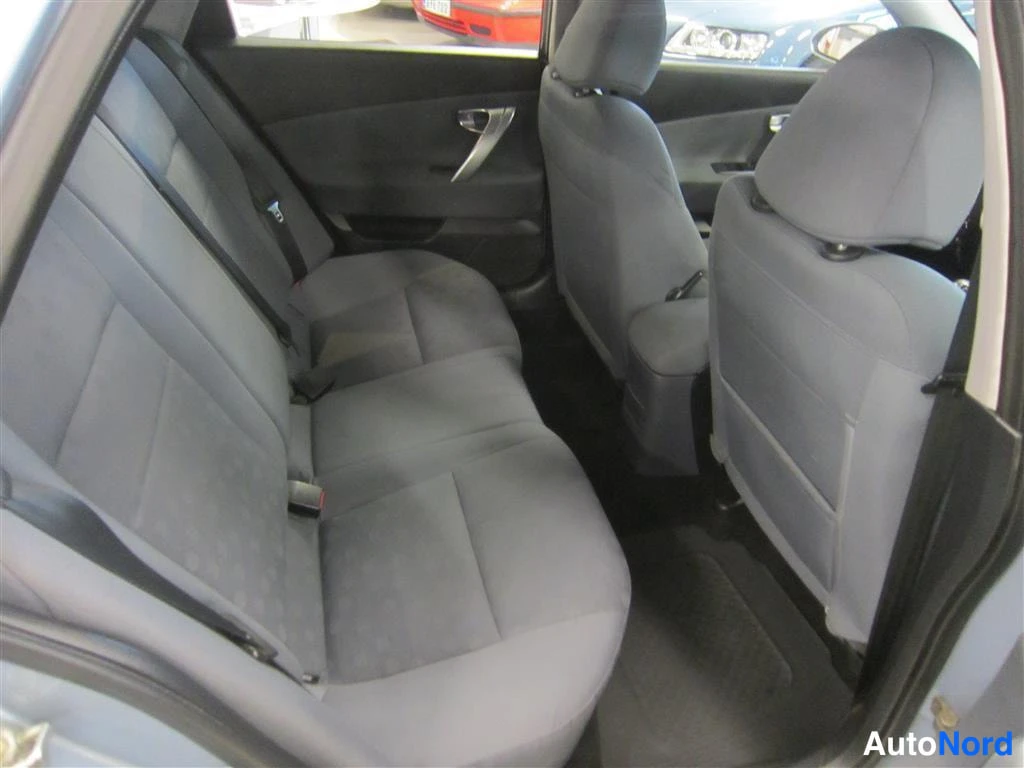 Sininen Nissan Primera 2006, takaistuimet, kuva 13